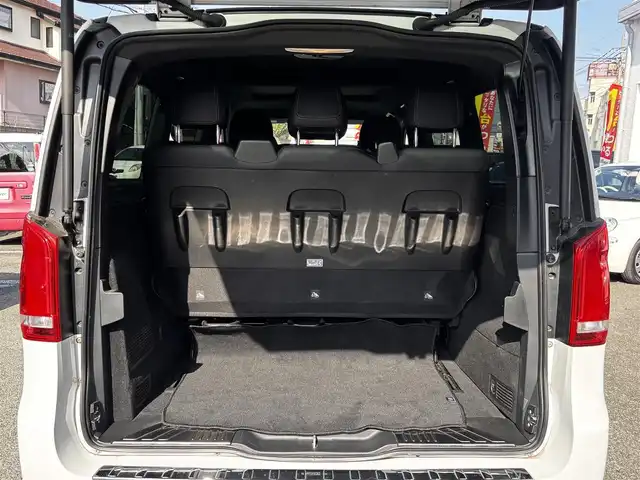 メルセデス・ベンツ Ｖ２２０ d スポーツ ロング 熊本県 2018(平30)年 8.8万km ロッククリスタルホワイト パノラマルーフ/Burmesterサウンドシステム/純正ナビ/【フルセグTV/Bluetooth/USB】/全方位カメラ/バックカメラ/フリップダウンモニター/両側パワースライドドア/衝突軽減ブレーキ/クルーズコントロール/レーンアシスト/黒革シート/パワーシート/シートヒーター/パワーバックドア/ETC/ステアリングスイッチ/パーキングアシスト/アイドリングストップ/電子パーキング/純正フロアマット/ウォークスルー/取扱説明書