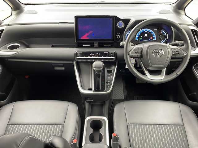 トヨタ ノア ハイブリッド S－Z 大阪府 2023(令5)年 0.5万km ホワイトパールクリスタルシャイン 純正10.5インチディスプレイオーディオ/【ナビ/BT/フルセグTV/USB/DVD/HDMI]/快適利便パッケージ/・ハンズフリーデュアルパワースライドドア/・パワーバックドア/・ナノイー X/・ステアリングヒーター/・シートヒーター/・オットマン/バックカメラ/ETC2.0/両側パワースライドドア/衝突被害軽減システム/クルーズコントロール追従/コーナーセンサー前後/オートライト/ライトレベライザー/ハーフレザーシート/純正17インチAW/純正フロアマット