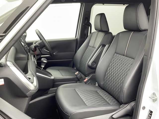 トヨタ ノア ハイブリッド S－Z 大阪府 2023(令5)年 0.5万km ホワイトパールクリスタルシャイン 純正10.5インチディスプレイオーディオ/【ナビ/BT/フルセグTV/USB/DVD/HDMI]/快適利便パッケージ/・ハンズフリーデュアルパワースライドドア/・パワーバックドア/・ナノイー X/・ステアリングヒーター/・シートヒーター/・オットマン/バックカメラ/ETC2.0/両側パワースライドドア/衝突被害軽減システム/クルーズコントロール追従/コーナーセンサー前後/オートライト/ライトレベライザー/ハーフレザーシート/純正17インチAW/純正フロアマット