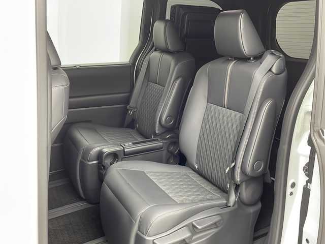 トヨタ ノア ハイブリッド S－Z 大阪府 2023(令5)年 0.5万km ホワイトパールクリスタルシャイン 純正10.5インチディスプレイオーディオ/【ナビ/BT/フルセグTV/USB/DVD/HDMI]/快適利便パッケージ/・ハンズフリーデュアルパワースライドドア/・パワーバックドア/・ナノイー X/・ステアリングヒーター/・シートヒーター/・オットマン/バックカメラ/ETC2.0/両側パワースライドドア/衝突被害軽減システム/クルーズコントロール追従/コーナーセンサー前後/オートライト/ライトレベライザー/ハーフレザーシート/純正17インチAW/純正フロアマット