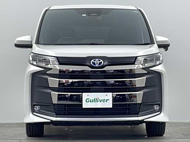 トヨタ ノア ハイブリッド S－Z 大阪府 2023(令5)年 0.5万km ホワイトパールクリスタルシャイン 純正10.5インチディスプレイオーディオ/【ナビ/BT/フルセグTV/USB/DVD/HDMI]/快適利便パッケージ/・ハンズフリーデュアルパワースライドドア/・パワーバックドア/・ナノイー X/・ステアリングヒーター/・シートヒーター/・オットマン/バックカメラ/ETC2.0/両側パワースライドドア/衝突被害軽減システム/クルーズコントロール追従/コーナーセンサー前後/オートライト/ライトレベライザー/ハーフレザーシート/純正17インチAW/純正フロアマット