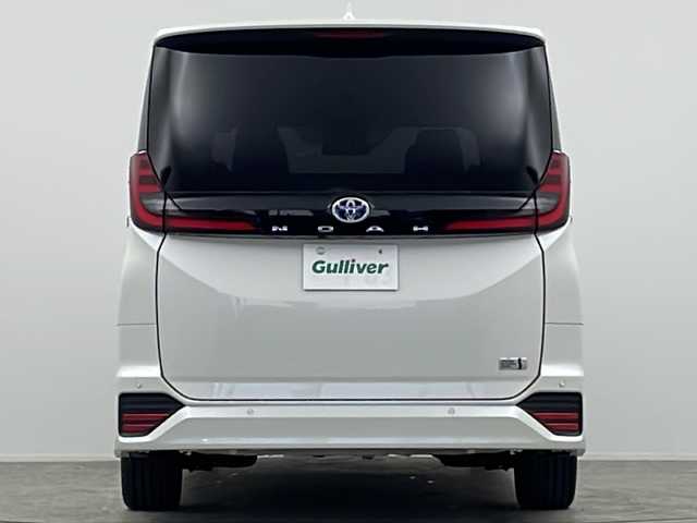 トヨタ ノア ハイブリッド S－Z 大阪府 2023(令5)年 0.5万km ホワイトパールクリスタルシャイン 純正10.5インチディスプレイオーディオ/【ナビ/BT/フルセグTV/USB/DVD/HDMI]/快適利便パッケージ/・ハンズフリーデュアルパワースライドドア/・パワーバックドア/・ナノイー X/・ステアリングヒーター/・シートヒーター/・オットマン/バックカメラ/ETC2.0/両側パワースライドドア/衝突被害軽減システム/クルーズコントロール追従/コーナーセンサー前後/オートライト/ライトレベライザー/ハーフレザーシート/純正17インチAW/純正フロアマット