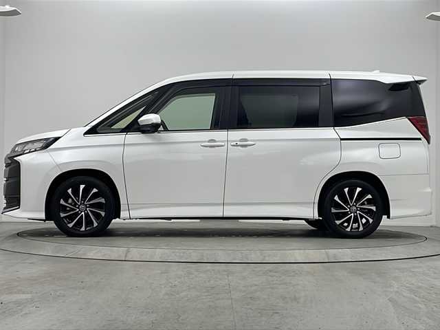 トヨタ ノア ハイブリッド S－Z 大阪府 2023(令5)年 0.5万km ホワイトパールクリスタルシャイン 純正10.5インチディスプレイオーディオ/【ナビ/BT/フルセグTV/USB/DVD/HDMI]/快適利便パッケージ/・ハンズフリーデュアルパワースライドドア/・パワーバックドア/・ナノイー X/・ステアリングヒーター/・シートヒーター/・オットマン/バックカメラ/ETC2.0/両側パワースライドドア/衝突被害軽減システム/クルーズコントロール追従/コーナーセンサー前後/オートライト/ライトレベライザー/ハーフレザーシート/純正17インチAW/純正フロアマット