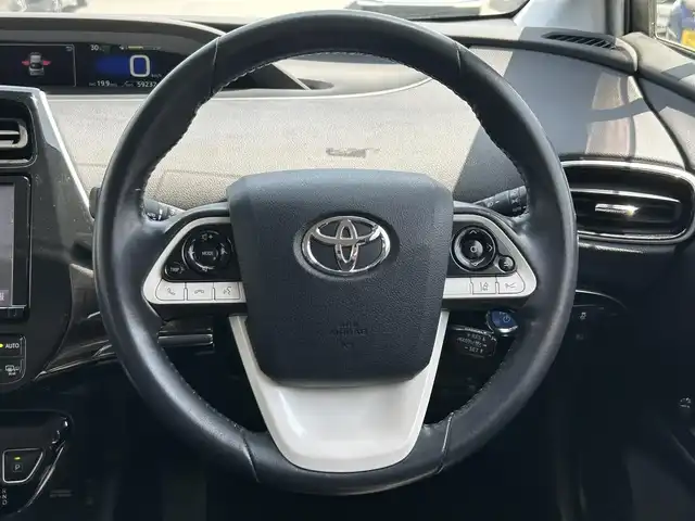 トヨタ プリウス A プレミアム 静岡県 2017(平29)年 6万km ホワイトパールクリスタルシャイン モデリスタエアロ/純正9インチナビ/　フルセグTV/　Bluetooth/　CD/バックカメラ/トヨタセーフティーセンス/プリクラッシュセーフティ/ヘッドアップディスプレイ/レーダークルーズコントロール/パーキングアシスト/レザーシート/前席シートヒーター/運転席パワーシート/ビルトインETC/プッシュスタート/スマートキー/LEDヘッドライト/LEDデイライト/100V充電/アイドリングストップ/純正フロアマット/純正15インチアルミホイール/横滑り防止装置/前後コーナーセンサー/レーンキープアシスト/盗難防止装置/取扱説明書/保証書