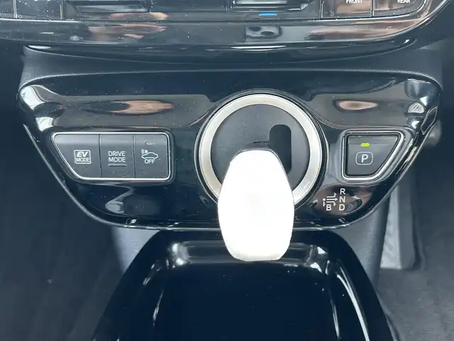 トヨタ プリウス A プレミアム 静岡県 2017(平29)年 6万km ホワイトパールクリスタルシャイン モデリスタエアロ/純正9インチナビ/　フルセグTV/　Bluetooth/　CD/バックカメラ/トヨタセーフティーセンス/プリクラッシュセーフティ/ヘッドアップディスプレイ/レーダークルーズコントロール/パーキングアシスト/レザーシート/前席シートヒーター/運転席パワーシート/ビルトインETC/プッシュスタート/スマートキー/LEDヘッドライト/LEDデイライト/100V充電/アイドリングストップ/純正フロアマット/純正15インチアルミホイール/横滑り防止装置/前後コーナーセンサー/レーンキープアシスト/盗難防止装置/取扱説明書/保証書