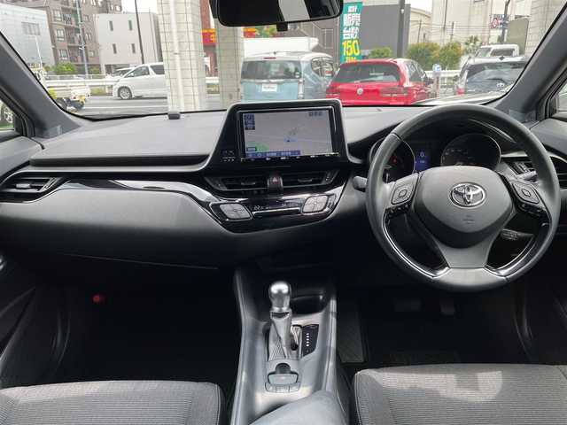 トヨタ Ｃ－ＨＲ S LEDパッケージ 東京都 2019(平31)年 2.4万km ヒートブルーコントラストレイヤリング ワンオーナー/セーフティセンス/純正ナビ フルセグTV/Bluetooth/バックカメラ/レーダークルーズコントロール/レーンキプアシスト/シーケンシャルターンランプ/ピアノブラック加飾革巻ステアリング/LED式リアコンビネーションランプ/純正１７インチAW/オートライト/電動格納ミラー/ビルトインETC/スペアキー/保証書＆取扱説明書