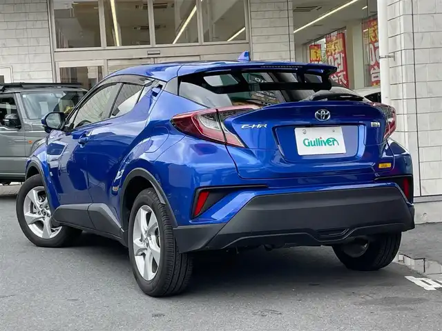 トヨタ Ｃ－ＨＲ S LEDパッケージ 東京都 2019(平31)年 2.4万km ヒートブルーコントラストレイヤリング ワンオーナー/セーフティセンス/純正ナビ フルセグTV/Bluetooth/バックカメラ/レーダークルーズコントロール/レーンキプアシスト/シーケンシャルターンランプ/ピアノブラック加飾革巻ステアリング/LED式リアコンビネーションランプ/純正１７インチAW/オートライト/電動格納ミラー/ビルトインETC/スペアキー/保証書＆取扱説明書