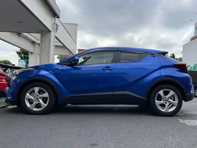 トヨタ Ｃ－ＨＲ S LEDパッケージ 東京都 2019(平31)年 2.4万km ヒートブルーコントラストレイヤリング ワンオーナー/セーフティセンス/純正ナビ フルセグTV/Bluetooth/バックカメラ/レーダークルーズコントロール/レーンキプアシスト/シーケンシャルターンランプ/ピアノブラック加飾革巻ステアリング/LED式リアコンビネーションランプ/純正１７インチAW/オートライト/電動格納ミラー/ビルトインETC/スペアキー/保証書＆取扱説明書
