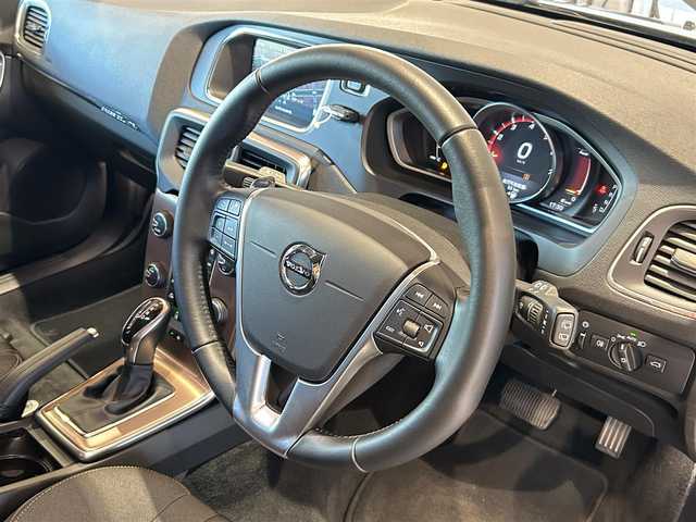 ボルボ Ｖ４０ クロスカントリー T5 AWD モメンタム 道央・札幌 2016(平28)年 1.4万km オニキスブラックP インテリセーフ/　・ACC/　・BLIS/　・LKA/　・LCMA/　・CTA/　・AHB/純正HDDナビ/フルセグテレビ/DVD/USB/BT/バックカメラ/パークアシストパイロット/電動フロントシート/LEDヘッドライト/社外ドライブレコーダー
