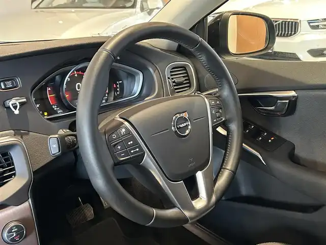 ボルボ Ｖ４０ クロスカントリー T5 AWD モメンタム 道央・札幌 2016(平28)年 1.4万km オニキスブラックP インテリセーフ/　・ACC/　・BLIS/　・LKA/　・LCMA/　・CTA/　・AHB/純正HDDナビ/フルセグテレビ/DVD/USB/BT/バックカメラ/パークアシストパイロット/電動フロントシート/LEDヘッドライト/社外ドライブレコーダー