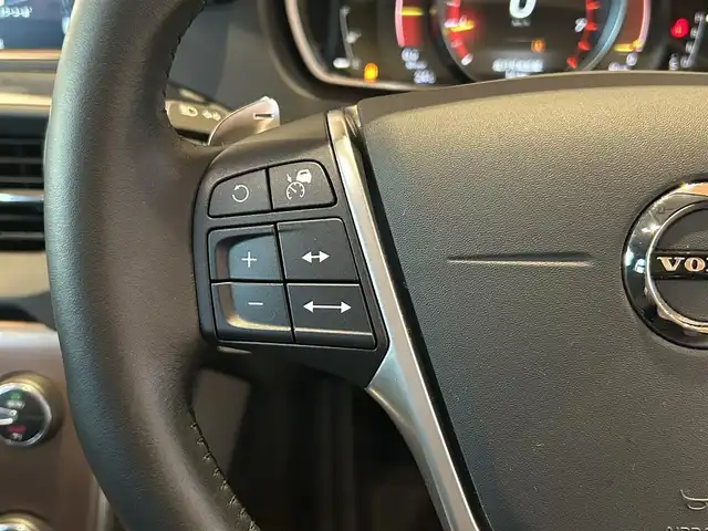 ボルボ Ｖ４０ クロスカントリー T5 AWD モメンタム 道央・札幌 2016(平28)年 1.4万km オニキスブラックP インテリセーフ/　・ACC/　・BLIS/　・LKA/　・LCMA/　・CTA/　・AHB/純正HDDナビ/フルセグテレビ/DVD/USB/BT/バックカメラ/パークアシストパイロット/電動フロントシート/LEDヘッドライト/社外ドライブレコーダー