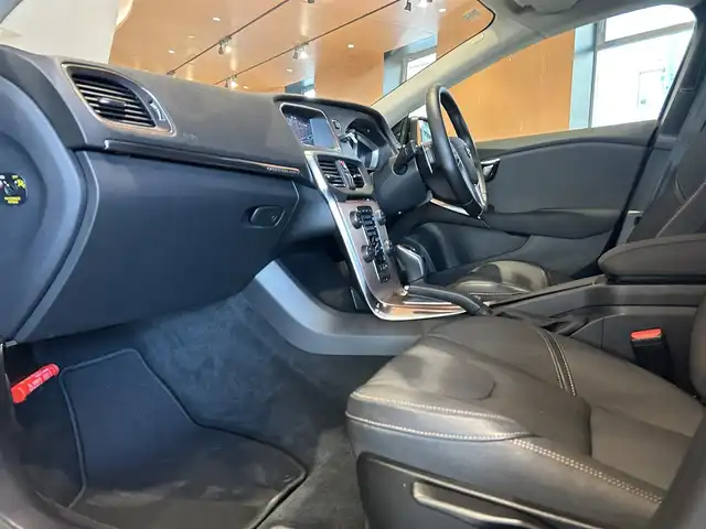 ボルボ Ｖ４０ クロスカントリー T5 AWD モメンタム 道央・札幌 2016(平28)年 1.4万km オニキスブラックP インテリセーフ/　・ACC/　・BLIS/　・LKA/　・LCMA/　・CTA/　・AHB/純正HDDナビ/フルセグテレビ/DVD/USB/BT/バックカメラ/パークアシストパイロット/電動フロントシート/LEDヘッドライト/社外ドライブレコーダー