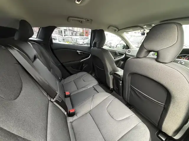 ボルボ Ｖ４０ クロスカントリー T5 AWD モメンタム 熊本県 2016(平28)年 1.4万km オニキスブラックP 純正ナビ/【フルセグTV/Bluetooth/DVD/CD】/バックカメラ/クルーズコントロール/衝突被害軽減ブレーキ/レーンキープアシスト/コーナーセンサー/パドルシフト/アイドリングストップ/純正18インチAW/ドライブレコーダー/ETC/オートLEDヘッドライト/プッシュスタート/ステアリングスイッチ/取扱説明書