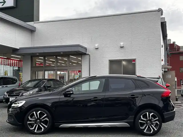 ボルボ Ｖ４０ クロスカントリー T5 AWD モメンタム 熊本県 2016(平28)年 1.4万km オニキスブラックP 純正ナビ/【フルセグTV/Bluetooth/DVD/CD】/バックカメラ/クルーズコントロール/衝突被害軽減ブレーキ/レーンキープアシスト/コーナーセンサー/パドルシフト/アイドリングストップ/純正18インチAW/ドライブレコーダー/ETC/オートLEDヘッドライト/プッシュスタート/ステアリングスイッチ/取扱説明書