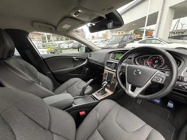 ボルボ Ｖ４０ クロスカントリー T5 AWD モメンタム 熊本県 2016(平28)年 1.4万km オニキスブラックP 純正ナビ/【フルセグTV/Bluetooth/DVD/CD】/バックカメラ/クルーズコントロール/衝突被害軽減ブレーキ/レーンキープアシスト/コーナーセンサー/パドルシフト/アイドリングストップ/純正18インチAW/ドライブレコーダー/ETC/オートLEDヘッドライト/プッシュスタート/ステアリングスイッチ/取扱説明書