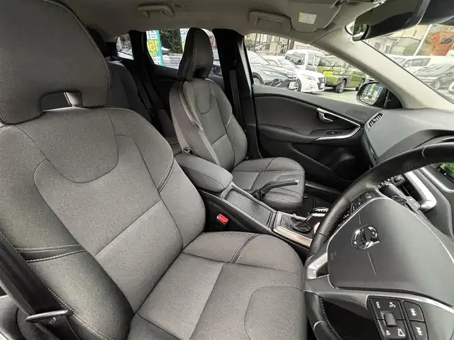 ボルボ Ｖ４０ クロスカントリー T5 AWD モメンタム 熊本県 2016(平28)年 1.4万km オニキスブラックP 純正ナビ/【フルセグTV/Bluetooth/DVD/CD】/バックカメラ/クルーズコントロール/衝突被害軽減ブレーキ/レーンキープアシスト/コーナーセンサー/パドルシフト/アイドリングストップ/純正18インチAW/ドライブレコーダー/ETC/オートLEDヘッドライト/プッシュスタート/ステアリングスイッチ/取扱説明書