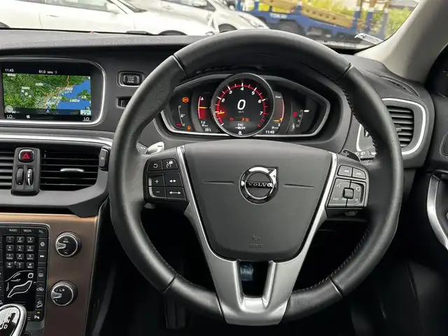 ボルボ Ｖ４０ クロスカントリー T5 AWD モメンタム 熊本県 2016(平28)年 1.4万km オニキスブラックP 純正ナビ/【フルセグTV/Bluetooth/DVD/CD】/バックカメラ/クルーズコントロール/衝突被害軽減ブレーキ/レーンキープアシスト/コーナーセンサー/パドルシフト/アイドリングストップ/純正18インチAW/ドライブレコーダー/ETC/オートLEDヘッドライト/プッシュスタート/ステアリングスイッチ/取扱説明書