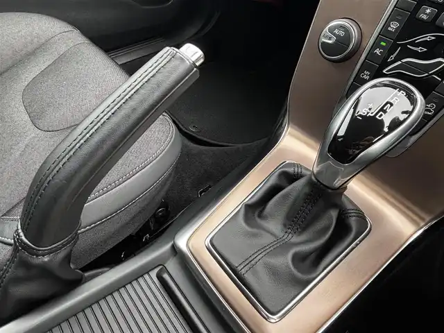 ボルボ Ｖ４０ クロスカントリー T5 AWD モメンタム 熊本県 2016(平28)年 1.4万km オニキスブラックP 純正ナビ/【フルセグTV/Bluetooth/DVD/CD】/バックカメラ/クルーズコントロール/衝突被害軽減ブレーキ/レーンキープアシスト/コーナーセンサー/パドルシフト/アイドリングストップ/純正18インチAW/ドライブレコーダー/ETC/オートLEDヘッドライト/プッシュスタート/ステアリングスイッチ/取扱説明書