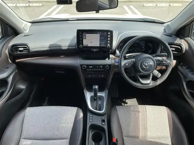 トヨタ ヤリスクロス ハイブリッド Z 佐賀県 2021(令3)年 4.7万km ホワイトパールクリスタルシャイン ワンオーナー/純正9型ディスプレイオーディオ/・AM/FM/BT/Appple Car Play/Android Auto//・バックカメラ/・ナビ機能付き/LEDヘッドライト/・オートマチックハイビーム/茶革ハーフレザーシート/・シートヒーター「運転席/助手席」/前後ドライブレコーダー/純正18インチアルミホイール/電動パーキングブレーキ/・オートホールド機能付/スマートキー/USB入力端子/ETC/純正フロアマット/純正ドアバイザー/新車保証書/取扱説明書/スペアキー1本/Toyota Safety Sense/・プリクラッシュセーフティ（自動ブレーキ・歩行者/自転車検知）/・レーンディパーチャーアラート/・レーントレーシングアシスト（車線維持支援）/・レーダークルーズコントロール（全車速追従機能付）/・ロードサインアシスト（標識認識）/・VSC（車両安定制御システム）/・TRC（トラクションコントロール）/・ABS＋EBD＋ブレーキアシスト/・ヒルスタートアシストコントロール