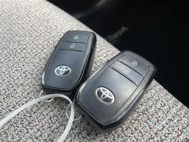 トヨタ ヤリスクロス ハイブリッド Z 佐賀県 2021(令3)年 4.7万km ホワイトパールクリスタルシャイン ワンオーナー/純正9型ディスプレイオーディオ/・AM/FM/BT/Appple Car Play/Android Auto//・バックカメラ/・ナビ機能付き/LEDヘッドライト/・オートマチックハイビーム/茶革ハーフレザーシート/・シートヒーター「運転席/助手席」/前後ドライブレコーダー/純正18インチアルミホイール/電動パーキングブレーキ/・オートホールド機能付/スマートキー/USB入力端子/ETC/純正フロアマット/純正ドアバイザー/新車保証書/取扱説明書/スペアキー1本/Toyota Safety Sense/・プリクラッシュセーフティ（自動ブレーキ・歩行者/自転車検知）/・レーンディパーチャーアラート/・レーントレーシングアシスト（車線維持支援）/・レーダークルーズコントロール（全車速追従機能付）/・ロードサインアシスト（標識認識）/・VSC（車両安定制御システム）/・TRC（トラクションコントロール）/・ABS＋EBD＋ブレーキアシスト/・ヒルスタートアシストコントロール