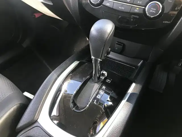 日産 エクストレイル ハイブリッド 20X エマージェンシーブレーキ 栃木県 2015(平27)年 10.9万km ブリリアントホワイトパール 株)IDOMが運営する【じしゃロン小山店】の自社ローン専用車両になります。こちらは現金またはオートローンご利用時の価格です。自社ローンご希望の方は別途その旨お申付け下さい//禁煙車/純正ワンセグナビ/（CD/DVD/AM/FMラジオ）/(Bluetooth)/スマートキー/プッシュスタート/バックカメラ/ＥＴＣ/衝突被害軽減ブレーキ/パワーバックドア/後部座席モニター/電格ミラー/パワーウインドウ/防眩ミラー/オートライト