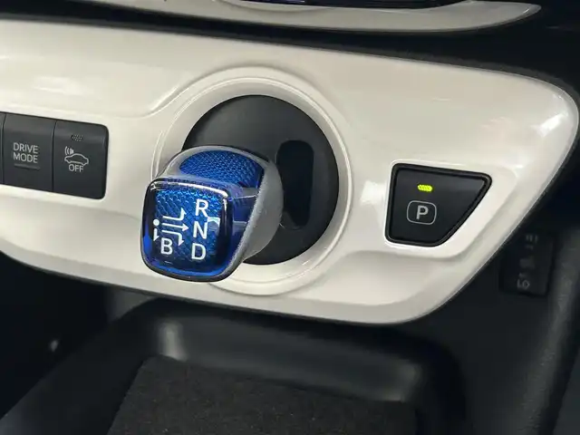 トヨタ プリウス S ツーリングセレクション 静岡県 2016(平28)年 6.8万km ホワイトパールクリスタルシャイン 純正７インチＳＤナビ/フルセグＴＶ/ＤＶＤ再生/ＢＴオーディオ/バックカメラ/前方ドラレコ/革巻ステアリング/ステアリングスイッチ/合皮シート/シートヒーター/ビルトインＥＴＣ２．０/エアロ付 FSR/電動格納ミラー/ウインカーミラー/純正１７インチＡＷ