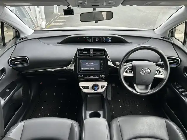 トヨタ プリウス S ツーリングセレクション 静岡県 2016(平28)年 6.8万km ホワイトパールクリスタルシャイン 純正７インチＳＤナビ/フルセグＴＶ/ＤＶＤ再生/ＢＴオーディオ/バックカメラ/前方ドラレコ/革巻ステアリング/ステアリングスイッチ/合皮シート/シートヒーター/ビルトインＥＴＣ２．０/エアロ付 FSR/電動格納ミラー/ウインカーミラー/純正１７インチＡＷ