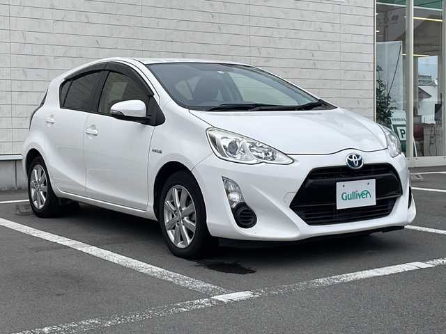 トヨタ アクア S 静岡県 2016(平28)年 6.8万km スーパーホワイトⅡ 純正ナビ/AM/FM/TV/DISC/BT/純正フロアマット　/ドアバイザー/純正15インチアルミ/AAC/パワーステアリング/パワーウインドウ