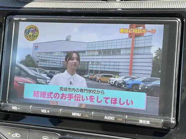 トヨタ アクア G ソフトレザーセレクション 宮崎県 2017(平29)年 7.8万km ライムホワイトパールクリスタルシャイン 〇純正9インチナビ(NSZT-Y66T) /〇フルセグTV/〇バックカメラ/〇ビルトインETC/〇ドライブレコーダー/〇クルーズコントロール/〇ブリクラッシュセーフティ/〇LEDヘッドランプパッケージ/〇オートライト/〇オートハイビーム/〇オートエアコン/〇SRSエアバッグ(運転席/助手席)/〇革シート/〇ピアノブラック加飾付革巻きステアリングホイール/〇純正15インチアルミホイール/〇スマートエントリー/〇スマートシステム/〇スペアキー/〇禁煙車