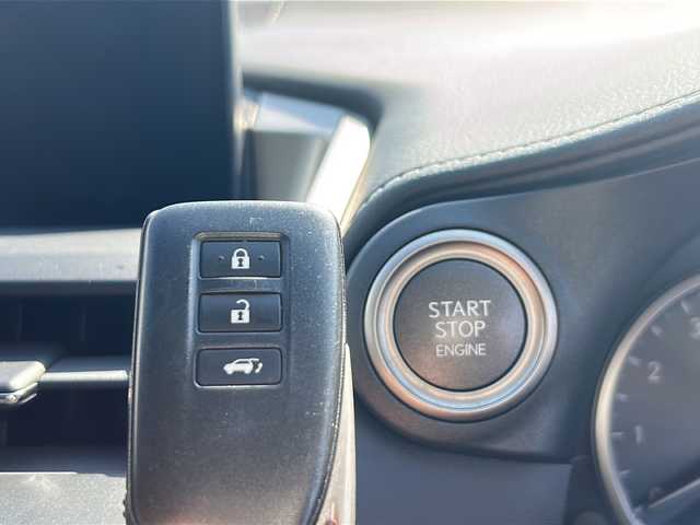 レクサス ＮＸ 200t Iパッケージ 青森県 2015(平27)年 9.3万km ソニッククォーツ ・4WD/・サンルーフ/・純正メーカーナビ/・Bluetooth/・フルセグ/・リアカメラ/・衝突軽減ブレーキ/・レーンキープアシスト/・レーダークルーズコントロール/・パワーバックドア/・ハーフレザーシート/・シートヒーター/・純正18AW/・純正LEDヘッドライト/・オートマチックハイビーム/・カーテンエアバック/・スマートキー/・保証書・取説あり