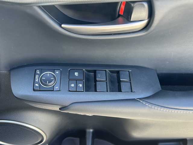 レクサス ＮＸ 200t Iパッケージ 青森県 2015(平27)年 9.3万km ソニッククォーツ ・4WD/・サンルーフ/・純正メーカーナビ/・Bluetooth/・フルセグ/・リアカメラ/・衝突軽減ブレーキ/・レーンキープアシスト/・レーダークルーズコントロール/・パワーバックドア/・ハーフレザーシート/・シートヒーター/・純正18AW/・純正LEDヘッドライト/・オートマチックハイビーム/・カーテンエアバック/・スマートキー/・保証書・取説あり