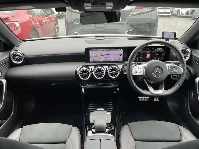 メルセデス・ベンツ Ｍ・ベンツ Ａ２００ｄ セダン AMGライン 兵庫県 2022(令4)年 2.4万km デジタルホワイト ・法人ワンオーナー/・ナビゲーションパッケージ（MBUX）//Mercedes me connectナビ//フルセグTV/BT/USB//トラフィックサインアシスト//アクティブステアリングアシスト//アクティブレーンチェンジングアシスト//アクティブエマージェンシーストップアシスト/・AMGライン//AMGスタイリングパッケージ//Mercedes Benzロゴ付ブレーキキャリパー//レザーDINAMICAシート（レッドステッチ）//18インチAMG　5スポークAW//マルチビームLEDヘッドライト//アダプティブハイビームアシストプラス/・アドバンスドパッケージ//360度カメラシステム//ヘッドアップディスプレイ//アドバンスドサウンドシステム/・前席電動/ヒーター/・ステアリングリモコン/・パークトロニック/・アクティブディスタンスアシスト・ディストロニック/・アクティブブレーキアシスト/・PRE-SAFE/・ブラインドスポットアシスト/・アテンションアシスト/・ワイヤレスチャージング/・ETC/・ドライブレコーダー（前）/・R5/6年ヤナセ点検記録簿
