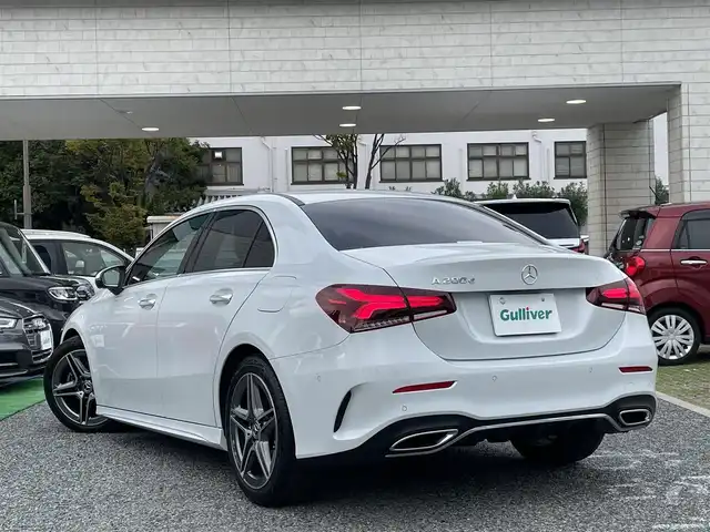 メルセデス・ベンツ Ｍ・ベンツ Ａ２００ｄ セダン AMGライン 兵庫県 2022(令4)年 2.4万km デジタルホワイト ・法人ワンオーナー/・ナビゲーションパッケージ（MBUX）//Mercedes me connectナビ//フルセグTV/BT/USB//トラフィックサインアシスト//アクティブステアリングアシスト//アクティブレーンチェンジングアシスト//アクティブエマージェンシーストップアシスト/・AMGライン//AMGスタイリングパッケージ//Mercedes Benzロゴ付ブレーキキャリパー//レザーDINAMICAシート（レッドステッチ）//18インチAMG　5スポークAW//マルチビームLEDヘッドライト//アダプティブハイビームアシストプラス/・アドバンスドパッケージ//360度カメラシステム//ヘッドアップディスプレイ//アドバンスドサウンドシステム/・前席電動/ヒーター/・ステアリングリモコン/・パークトロニック/・アクティブディスタンスアシスト・ディストロニック/・アクティブブレーキアシスト/・PRE-SAFE/・ブラインドスポットアシスト/・アテンションアシスト/・ワイヤレスチャージング/・ETC/・ドライブレコーダー（前）/・R5/6年ヤナセ点検記録簿