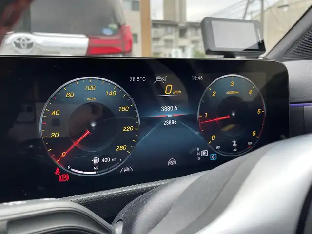 メルセデス・ベンツ Ｍ・ベンツ Ａ２００ｄ セダン AMGライン 兵庫県 2022(令4)年 2.4万km デジタルホワイト ・法人ワンオーナー/・ナビゲーションパッケージ（MBUX）//Mercedes me connectナビ//フルセグTV/BT/USB//トラフィックサインアシスト//アクティブステアリングアシスト//アクティブレーンチェンジングアシスト//アクティブエマージェンシーストップアシスト/・AMGライン//AMGスタイリングパッケージ//Mercedes Benzロゴ付ブレーキキャリパー//レザーDINAMICAシート（レッドステッチ）//18インチAMG　5スポークAW//マルチビームLEDヘッドライト//アダプティブハイビームアシストプラス/・アドバンスドパッケージ//360度カメラシステム//ヘッドアップディスプレイ//アドバンスドサウンドシステム/・前席電動/ヒーター/・ステアリングリモコン/・パークトロニック/・アクティブディスタンスアシスト・ディストロニック/・アクティブブレーキアシスト/・PRE-SAFE/・ブラインドスポットアシスト/・アテンションアシスト/・ワイヤレスチャージング/・ETC/・ドライブレコーダー（前）/・R5/6年ヤナセ点検記録簿