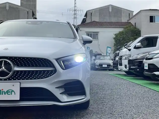 メルセデス・ベンツ Ｍ・ベンツ Ａ２００ｄ セダン AMGライン 兵庫県 2022(令4)年 2.4万km デジタルホワイト ・法人ワンオーナー/・ナビゲーションパッケージ（MBUX）//Mercedes me connectナビ//フルセグTV/BT/USB//トラフィックサインアシスト//アクティブステアリングアシスト//アクティブレーンチェンジングアシスト//アクティブエマージェンシーストップアシスト/・AMGライン//AMGスタイリングパッケージ//Mercedes Benzロゴ付ブレーキキャリパー//レザーDINAMICAシート（レッドステッチ）//18インチAMG　5スポークAW//マルチビームLEDヘッドライト//アダプティブハイビームアシストプラス/・アドバンスドパッケージ//360度カメラシステム//ヘッドアップディスプレイ//アドバンスドサウンドシステム/・前席電動/ヒーター/・ステアリングリモコン/・パークトロニック/・アクティブディスタンスアシスト・ディストロニック/・アクティブブレーキアシスト/・PRE-SAFE/・ブラインドスポットアシスト/・アテンションアシスト/・ワイヤレスチャージング/・ETC/・ドライブレコーダー（前）/・R5/6年ヤナセ点検記録簿