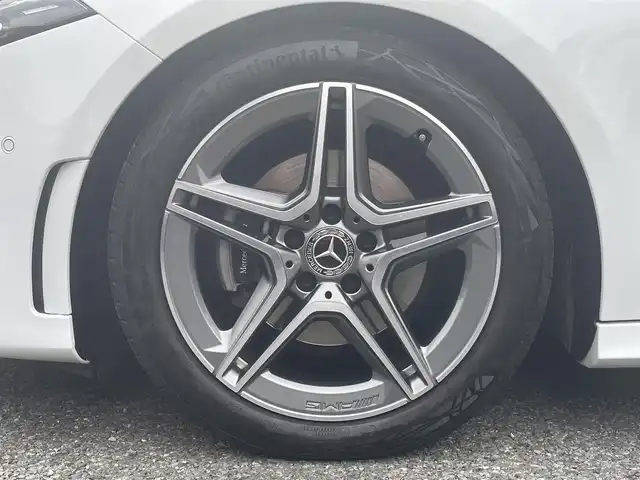 メルセデス・ベンツ Ｍ・ベンツ Ａ２００ｄ セダン AMGライン 兵庫県 2022(令4)年 2.4万km デジタルホワイト ・法人ワンオーナー/・ナビゲーションパッケージ（MBUX）//Mercedes me connectナビ//フルセグTV/BT/USB//トラフィックサインアシスト//アクティブステアリングアシスト//アクティブレーンチェンジングアシスト//アクティブエマージェンシーストップアシスト/・AMGライン//AMGスタイリングパッケージ//Mercedes Benzロゴ付ブレーキキャリパー//レザーDINAMICAシート（レッドステッチ）//18インチAMG　5スポークAW//マルチビームLEDヘッドライト//アダプティブハイビームアシストプラス/・アドバンスドパッケージ//360度カメラシステム//ヘッドアップディスプレイ//アドバンスドサウンドシステム/・前席電動/ヒーター/・ステアリングリモコン/・パークトロニック/・アクティブディスタンスアシスト・ディストロニック/・アクティブブレーキアシスト/・PRE-SAFE/・ブラインドスポットアシスト/・アテンションアシスト/・ワイヤレスチャージング/・ETC/・ドライブレコーダー（前）/・R5/6年ヤナセ点検記録簿