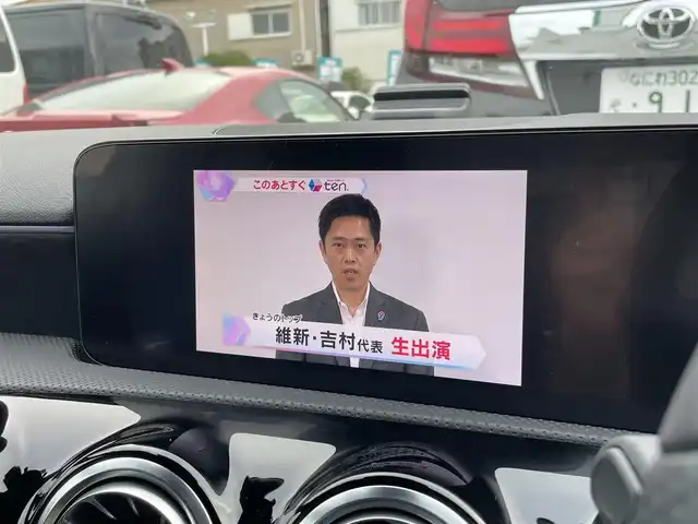 メルセデス・ベンツ Ｍ・ベンツ Ａ２００ｄ セダン AMGライン 兵庫県 2022(令4)年 2.4万km デジタルホワイト ・法人ワンオーナー/・ナビゲーションパッケージ（MBUX）//Mercedes me connectナビ//フルセグTV/BT/USB//トラフィックサインアシスト//アクティブステアリングアシスト//アクティブレーンチェンジングアシスト//アクティブエマージェンシーストップアシスト/・AMGライン//AMGスタイリングパッケージ//Mercedes Benzロゴ付ブレーキキャリパー//レザーDINAMICAシート（レッドステッチ）//18インチAMG　5スポークAW//マルチビームLEDヘッドライト//アダプティブハイビームアシストプラス/・アドバンスドパッケージ//360度カメラシステム//ヘッドアップディスプレイ//アドバンスドサウンドシステム/・前席電動/ヒーター/・ステアリングリモコン/・パークトロニック/・アクティブディスタンスアシスト・ディストロニック/・アクティブブレーキアシスト/・PRE-SAFE/・ブラインドスポットアシスト/・アテンションアシスト/・ワイヤレスチャージング/・ETC/・ドライブレコーダー（前）/・R5/6年ヤナセ点検記録簿