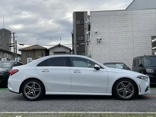 メルセデス・ベンツ Ｍ・ベンツ Ａ２００ｄ セダン AMGライン 兵庫県 2022(令4)年 2.4万km デジタルホワイト ・法人ワンオーナー/・ナビゲーションパッケージ（MBUX）//Mercedes me connectナビ//フルセグTV/BT/USB//トラフィックサインアシスト//アクティブステアリングアシスト//アクティブレーンチェンジングアシスト//アクティブエマージェンシーストップアシスト/・AMGライン//AMGスタイリングパッケージ//Mercedes Benzロゴ付ブレーキキャリパー//レザーDINAMICAシート（レッドステッチ）//18インチAMG　5スポークAW//マルチビームLEDヘッドライト//アダプティブハイビームアシストプラス/・アドバンスドパッケージ//360度カメラシステム//ヘッドアップディスプレイ//アドバンスドサウンドシステム/・前席電動/ヒーター/・ステアリングリモコン/・パークトロニック/・アクティブディスタンスアシスト・ディストロニック/・アクティブブレーキアシスト/・PRE-SAFE/・ブラインドスポットアシスト/・アテンションアシスト/・ワイヤレスチャージング/・ETC/・ドライブレコーダー（前）/・R5/6年ヤナセ点検記録簿