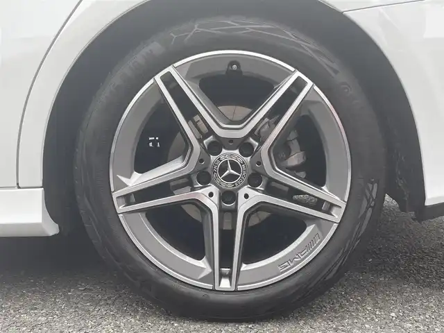 メルセデス・ベンツ Ｍ・ベンツ Ａ２００ｄ セダン AMGライン 兵庫県 2022(令4)年 2.4万km デジタルホワイト ・法人ワンオーナー/・ナビゲーションパッケージ（MBUX）//Mercedes me connectナビ//フルセグTV/BT/USB//トラフィックサインアシスト//アクティブステアリングアシスト//アクティブレーンチェンジングアシスト//アクティブエマージェンシーストップアシスト/・AMGライン//AMGスタイリングパッケージ//Mercedes Benzロゴ付ブレーキキャリパー//レザーDINAMICAシート（レッドステッチ）//18インチAMG　5スポークAW//マルチビームLEDヘッドライト//アダプティブハイビームアシストプラス/・アドバンスドパッケージ//360度カメラシステム//ヘッドアップディスプレイ//アドバンスドサウンドシステム/・前席電動/ヒーター/・ステアリングリモコン/・パークトロニック/・アクティブディスタンスアシスト・ディストロニック/・アクティブブレーキアシスト/・PRE-SAFE/・ブラインドスポットアシスト/・アテンションアシスト/・ワイヤレスチャージング/・ETC/・ドライブレコーダー（前）/・R5/6年ヤナセ点検記録簿