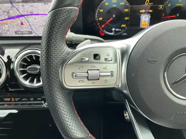 メルセデス・ベンツ Ｍ・ベンツ Ａ２００ｄ セダン AMGライン 兵庫県 2022(令4)年 2.4万km デジタルホワイト ・法人ワンオーナー/・ナビゲーションパッケージ（MBUX）//Mercedes me connectナビ//フルセグTV/BT/USB//トラフィックサインアシスト//アクティブステアリングアシスト//アクティブレーンチェンジングアシスト//アクティブエマージェンシーストップアシスト/・AMGライン//AMGスタイリングパッケージ//Mercedes Benzロゴ付ブレーキキャリパー//レザーDINAMICAシート（レッドステッチ）//18インチAMG　5スポークAW//マルチビームLEDヘッドライト//アダプティブハイビームアシストプラス/・アドバンスドパッケージ//360度カメラシステム//ヘッドアップディスプレイ//アドバンスドサウンドシステム/・前席電動/ヒーター/・ステアリングリモコン/・パークトロニック/・アクティブディスタンスアシスト・ディストロニック/・アクティブブレーキアシスト/・PRE-SAFE/・ブラインドスポットアシスト/・アテンションアシスト/・ワイヤレスチャージング/・ETC/・ドライブレコーダー（前）/・R5/6年ヤナセ点検記録簿