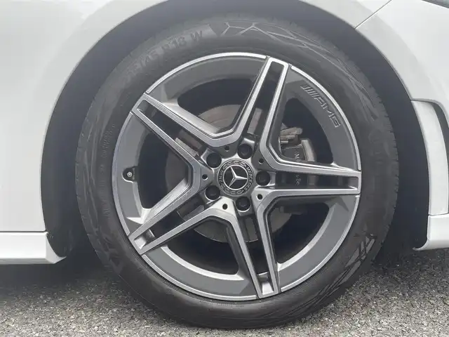 メルセデス・ベンツ Ｍ・ベンツ Ａ２００ｄ セダン AMGライン 兵庫県 2022(令4)年 2.4万km デジタルホワイト ・法人ワンオーナー/・ナビゲーションパッケージ（MBUX）//Mercedes me connectナビ//フルセグTV/BT/USB//トラフィックサインアシスト//アクティブステアリングアシスト//アクティブレーンチェンジングアシスト//アクティブエマージェンシーストップアシスト/・AMGライン//AMGスタイリングパッケージ//Mercedes Benzロゴ付ブレーキキャリパー//レザーDINAMICAシート（レッドステッチ）//18インチAMG　5スポークAW//マルチビームLEDヘッドライト//アダプティブハイビームアシストプラス/・アドバンスドパッケージ//360度カメラシステム//ヘッドアップディスプレイ//アドバンスドサウンドシステム/・前席電動/ヒーター/・ステアリングリモコン/・パークトロニック/・アクティブディスタンスアシスト・ディストロニック/・アクティブブレーキアシスト/・PRE-SAFE/・ブラインドスポットアシスト/・アテンションアシスト/・ワイヤレスチャージング/・ETC/・ドライブレコーダー（前）/・R5/6年ヤナセ点検記録簿