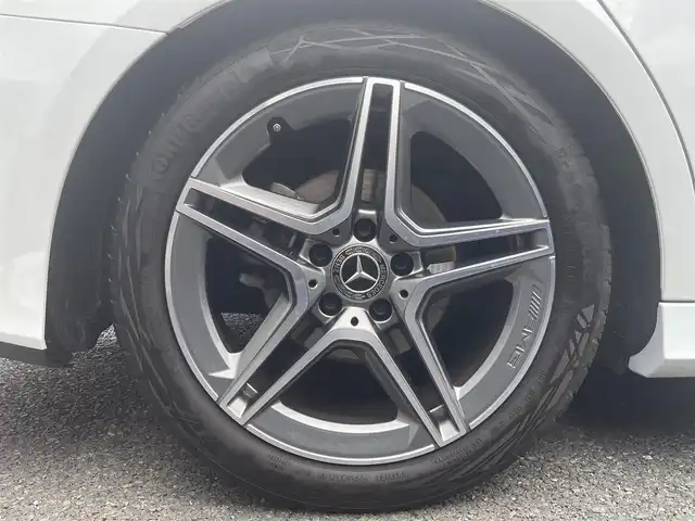 メルセデス・ベンツ Ｍ・ベンツ Ａ２００ｄ セダン AMGライン 兵庫県 2022(令4)年 2.4万km デジタルホワイト ・法人ワンオーナー/・ナビゲーションパッケージ（MBUX）//Mercedes me connectナビ//フルセグTV/BT/USB//トラフィックサインアシスト//アクティブステアリングアシスト//アクティブレーンチェンジングアシスト//アクティブエマージェンシーストップアシスト/・AMGライン//AMGスタイリングパッケージ//Mercedes Benzロゴ付ブレーキキャリパー//レザーDINAMICAシート（レッドステッチ）//18インチAMG　5スポークAW//マルチビームLEDヘッドライト//アダプティブハイビームアシストプラス/・アドバンスドパッケージ//360度カメラシステム//ヘッドアップディスプレイ//アドバンスドサウンドシステム/・前席電動/ヒーター/・ステアリングリモコン/・パークトロニック/・アクティブディスタンスアシスト・ディストロニック/・アクティブブレーキアシスト/・PRE-SAFE/・ブラインドスポットアシスト/・アテンションアシスト/・ワイヤレスチャージング/・ETC/・ドライブレコーダー（前）/・R5/6年ヤナセ点検記録簿