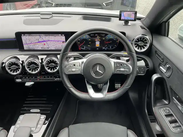 メルセデス・ベンツ Ｍ・ベンツ Ａ２００ｄ セダン AMGライン 兵庫県 2022(令4)年 2.4万km デジタルホワイト ・法人ワンオーナー/・ナビゲーションパッケージ（MBUX）//Mercedes me connectナビ//フルセグTV/BT/USB//トラフィックサインアシスト//アクティブステアリングアシスト//アクティブレーンチェンジングアシスト//アクティブエマージェンシーストップアシスト/・AMGライン//AMGスタイリングパッケージ//Mercedes Benzロゴ付ブレーキキャリパー//レザーDINAMICAシート（レッドステッチ）//18インチAMG　5スポークAW//マルチビームLEDヘッドライト//アダプティブハイビームアシストプラス/・アドバンスドパッケージ//360度カメラシステム//ヘッドアップディスプレイ//アドバンスドサウンドシステム/・前席電動/ヒーター/・ステアリングリモコン/・パークトロニック/・アクティブディスタンスアシスト・ディストロニック/・アクティブブレーキアシスト/・PRE-SAFE/・ブラインドスポットアシスト/・アテンションアシスト/・ワイヤレスチャージング/・ETC/・ドライブレコーダー（前）/・R5/6年ヤナセ点検記録簿
