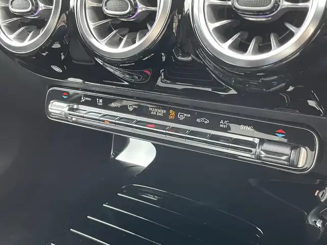 メルセデス・ベンツ Ｍ・ベンツ Ａ２００ｄ セダン AMGライン 兵庫県 2022(令4)年 2.4万km デジタルホワイト ・法人ワンオーナー/・ナビゲーションパッケージ（MBUX）//Mercedes me connectナビ//フルセグTV/BT/USB//トラフィックサインアシスト//アクティブステアリングアシスト//アクティブレーンチェンジングアシスト//アクティブエマージェンシーストップアシスト/・AMGライン//AMGスタイリングパッケージ//Mercedes Benzロゴ付ブレーキキャリパー//レザーDINAMICAシート（レッドステッチ）//18インチAMG　5スポークAW//マルチビームLEDヘッドライト//アダプティブハイビームアシストプラス/・アドバンスドパッケージ//360度カメラシステム//ヘッドアップディスプレイ//アドバンスドサウンドシステム/・前席電動/ヒーター/・ステアリングリモコン/・パークトロニック/・アクティブディスタンスアシスト・ディストロニック/・アクティブブレーキアシスト/・PRE-SAFE/・ブラインドスポットアシスト/・アテンションアシスト/・ワイヤレスチャージング/・ETC/・ドライブレコーダー（前）/・R5/6年ヤナセ点検記録簿