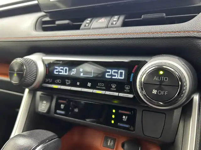 トヨタ ＲＡＶ４ アドベンチャー 大阪府 2023(令5)年 4万km アティチュードブラックマイカ 寒冷地仕様/サンルーフ/純正メーカーナビ/【AM/FM/Bluetooth/フルセグTV】/パノラミックビューモニター/ドラレコ内臓型デジタルインナーミラー/パワーバックドア/ステアリングヒーター/ウインドシールドデアイサー/D席シートメモリ/D/N席シートヒーター/D/N席エアシート/黒革シート/ダウンヒルアシストコントロール/マルチテレインセレクト/オートライト/トヨタセーフティセンス/・プリクラッシュセーフティ/・レーントレーシングアシスト/・レーダークルーズコントロール/・オートマチックハイビーム/・ロードサインアシスト/・パーキングサポートブレーキ/・ブラインドスポットモニター/・先行車発進お知らせ機能/・前後コーナーセンサー/純正19インチAW/純正フロアマット/リアクロストラフィックアラート/オートブレーキホールド/電装パーキングブレーキ/USBタイプC×4