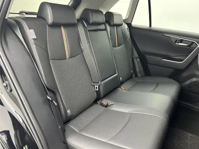 トヨタ ＲＡＶ４ アドベンチャー 大阪府 2023(令5)年 4万km アティチュードブラックマイカ 寒冷地仕様/サンルーフ/純正メーカーナビ/【AM/FM/Bluetooth/フルセグTV】/パノラミックビューモニター/ドラレコ内臓型デジタルインナーミラー/パワーバックドア/ステアリングヒーター/ウインドシールドデアイサー/D席シートメモリ/D/N席シートヒーター/D/N席エアシート/黒革シート/ダウンヒルアシストコントロール/マルチテレインセレクト/オートライト/トヨタセーフティセンス/・プリクラッシュセーフティ/・レーントレーシングアシスト/・レーダークルーズコントロール/・オートマチックハイビーム/・ロードサインアシスト/・パーキングサポートブレーキ/・ブラインドスポットモニター/・先行車発進お知らせ機能/・前後コーナーセンサー/純正19インチAW/純正フロアマット/リアクロストラフィックアラート/オートブレーキホールド/電装パーキングブレーキ/USBタイプC×4