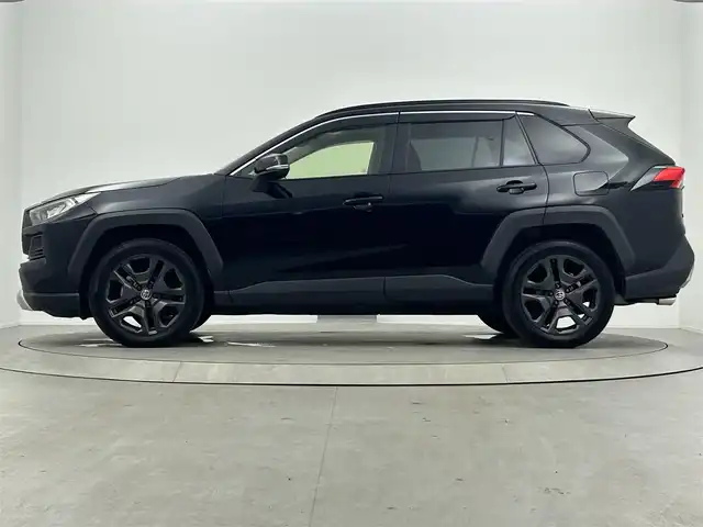 トヨタ ＲＡＶ４ アドベンチャー 大阪府 2023(令5)年 4万km アティチュードブラックマイカ 寒冷地仕様/サンルーフ/純正メーカーナビ/【AM/FM/Bluetooth/フルセグTV】/パノラミックビューモニター/ドラレコ内臓型デジタルインナーミラー/パワーバックドア/ステアリングヒーター/ウインドシールドデアイサー/D席シートメモリ/D/N席シートヒーター/D/N席エアシート/黒革シート/ダウンヒルアシストコントロール/マルチテレインセレクト/オートライト/トヨタセーフティセンス/・プリクラッシュセーフティ/・レーントレーシングアシスト/・レーダークルーズコントロール/・オートマチックハイビーム/・ロードサインアシスト/・パーキングサポートブレーキ/・ブラインドスポットモニター/・先行車発進お知らせ機能/・前後コーナーセンサー/純正19インチAW/純正フロアマット/リアクロストラフィックアラート/オートブレーキホールド/電装パーキングブレーキ/USBタイプC×4