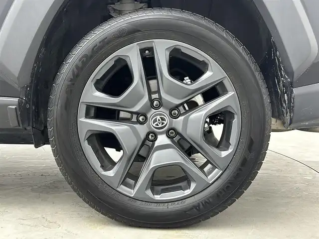トヨタ ＲＡＶ４ アドベンチャー 大阪府 2023(令5)年 4万km アティチュードブラックマイカ 寒冷地仕様/サンルーフ/純正メーカーナビ/【AM/FM/Bluetooth/フルセグTV】/パノラミックビューモニター/ドラレコ内臓型デジタルインナーミラー/パワーバックドア/ステアリングヒーター/ウインドシールドデアイサー/D席シートメモリ/D/N席シートヒーター/D/N席エアシート/黒革シート/ダウンヒルアシストコントロール/マルチテレインセレクト/オートライト/トヨタセーフティセンス/・プリクラッシュセーフティ/・レーントレーシングアシスト/・レーダークルーズコントロール/・オートマチックハイビーム/・ロードサインアシスト/・パーキングサポートブレーキ/・ブラインドスポットモニター/・先行車発進お知らせ機能/・前後コーナーセンサー/純正19インチAW/純正フロアマット/リアクロストラフィックアラート/オートブレーキホールド/電装パーキングブレーキ/USBタイプC×4