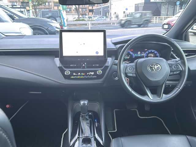 トヨタ カローラツーリング ハイブリッド ダブルバイビー 鳥取県 2023(令5)年 2.4万km アティチュードブラックマイカ ワンオーナー/9インチディスプレイオーディオ/TOYOTAｃｏｎｎｅｃｔ/メモリナビ/フルセグＴＶ/バックカメラ/Ｂｌｕｅｔｏｏｔｈ　ＵＳＢ/Toyota Safety Sense/全車速追従機能付レーダークルーズコントロール/レーンキープアラート/コーナーセンサー/オートホールド/パーキングサポートブレーキ/スペアキー/ＥＴＣ２．０/レザテックシート/リヤスポイラー/１７インチＡＷ/オートハイビーム/Bi-Beam LEDヘッドランプ/バイビームLEDヘッドランプ/LEDクリアランスランプ/LEDフロントフォグランプ/フロアマット/ドアバイザー/ライトレベライザー/新車保証書/取扱説明書