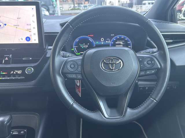 トヨタ カローラツーリング ハイブリッド ダブルバイビー 鳥取県 2023(令5)年 2.4万km アティチュードブラックマイカ ワンオーナー/9インチディスプレイオーディオ/TOYOTAｃｏｎｎｅｃｔ/メモリナビ/フルセグＴＶ/バックカメラ/Ｂｌｕｅｔｏｏｔｈ　ＵＳＢ/Toyota Safety Sense/全車速追従機能付レーダークルーズコントロール/レーンキープアラート/コーナーセンサー/オートホールド/パーキングサポートブレーキ/スペアキー/ＥＴＣ２．０/レザテックシート/リヤスポイラー/１７インチＡＷ/オートハイビーム/Bi-Beam LEDヘッドランプ/バイビームLEDヘッドランプ/LEDクリアランスランプ/LEDフロントフォグランプ/フロアマット/ドアバイザー/ライトレベライザー/新車保証書/取扱説明書